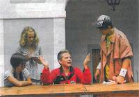 Die jungen Schauspieler sind mit großem Engagement am Proben. Die jungen Schauspieler sind mit großem Engagement am Proben.